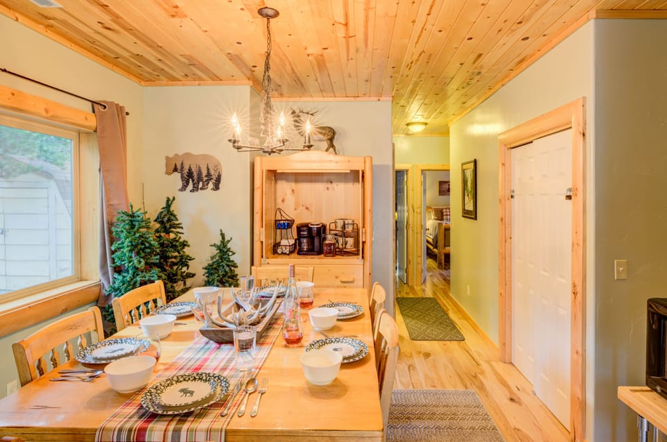 Villa (2 Bedrooms) | Dining room