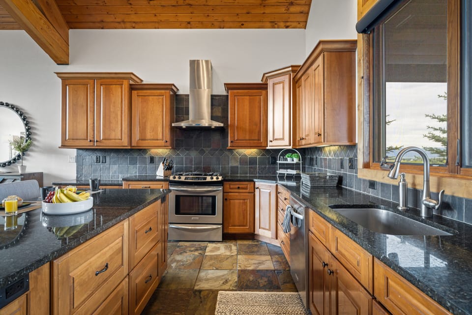 House (4 Bedrooms) | Private kitchen | Fridge, microwave, oven, stovetop