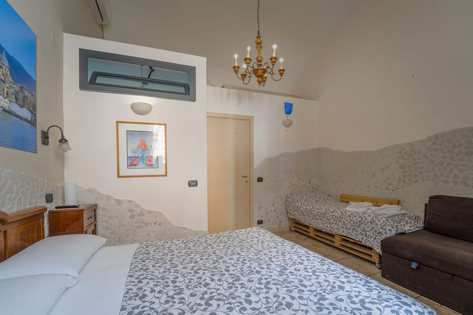 Comfort Quadruple Room | Desk, soundproofing, WiFi (free)
