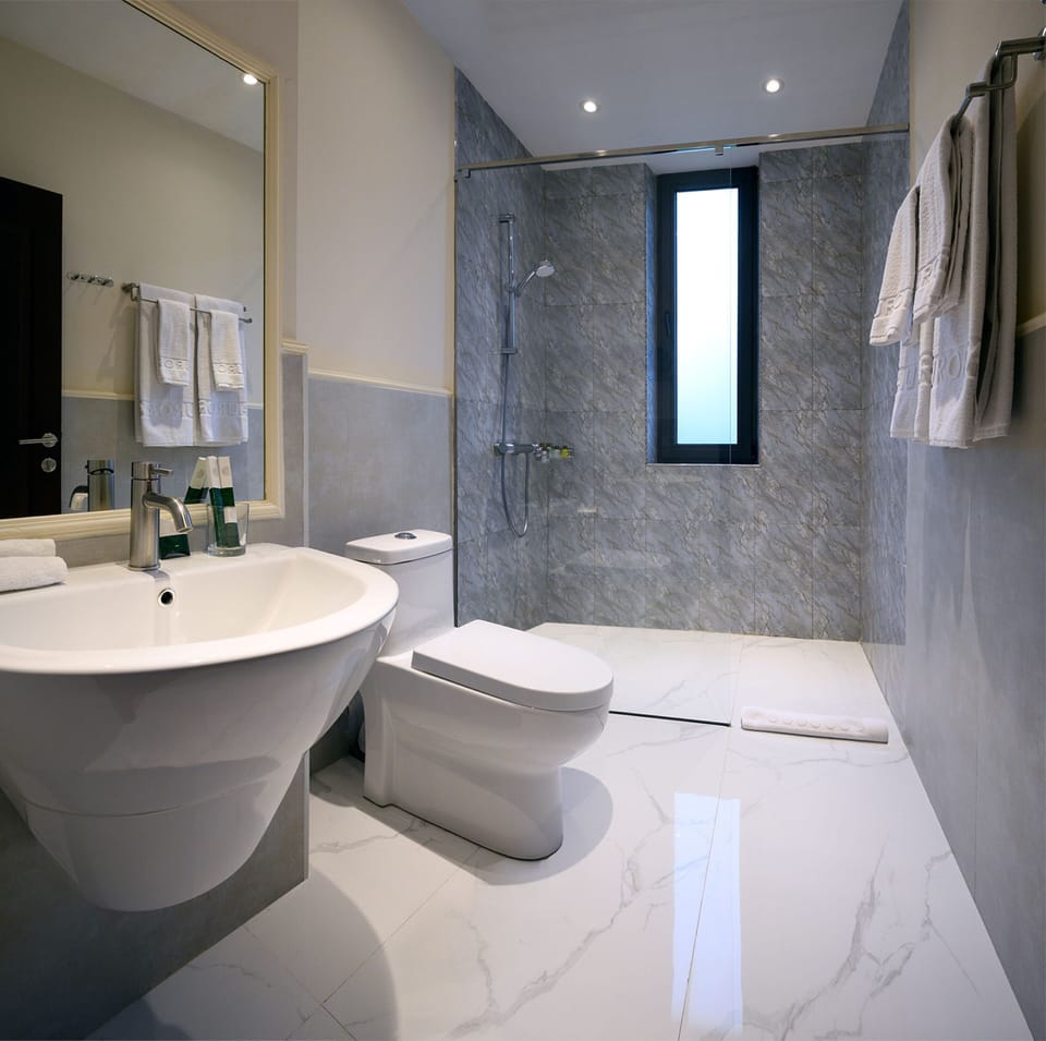 Superior Double Room | Bathroom | Hair dryer, bathrobes, slippers, towels