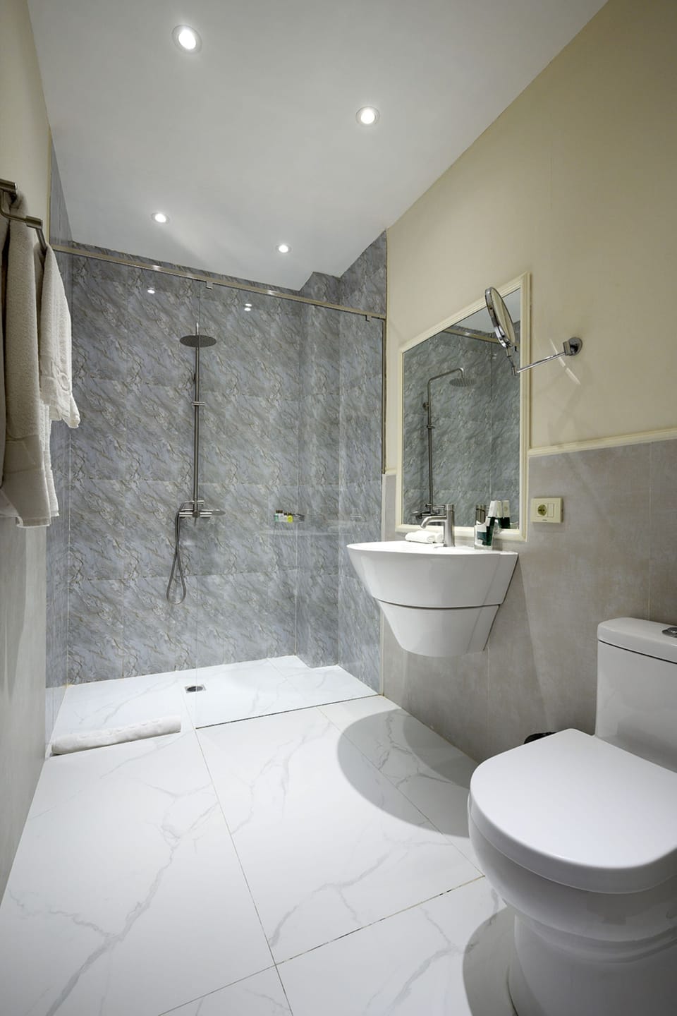 Standard Double Room | Bathroom | Hair dryer, bathrobes, slippers, towels