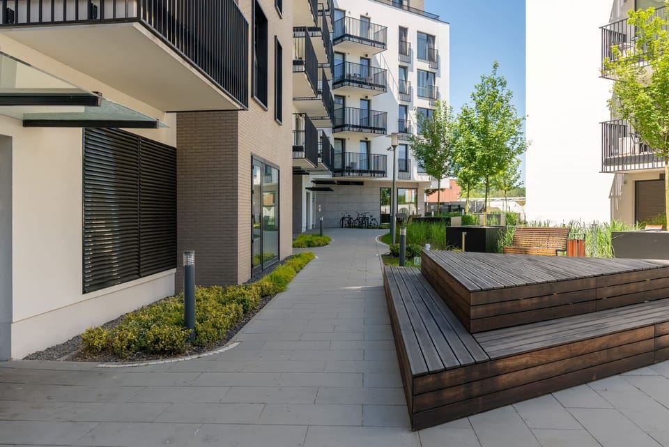 The building is close to charming restaurants and cafes. 