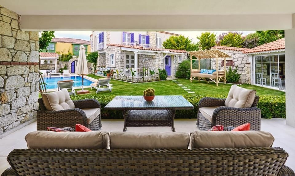 Deluxe Room | Living area | 35-inch LED TV with premium channels