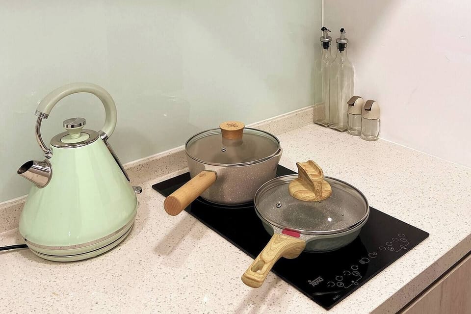 Kettle, 20cm saucepan and 20cm frying pan. 

Free complimentary cooking oil, salt and pepper for our dear guests. 