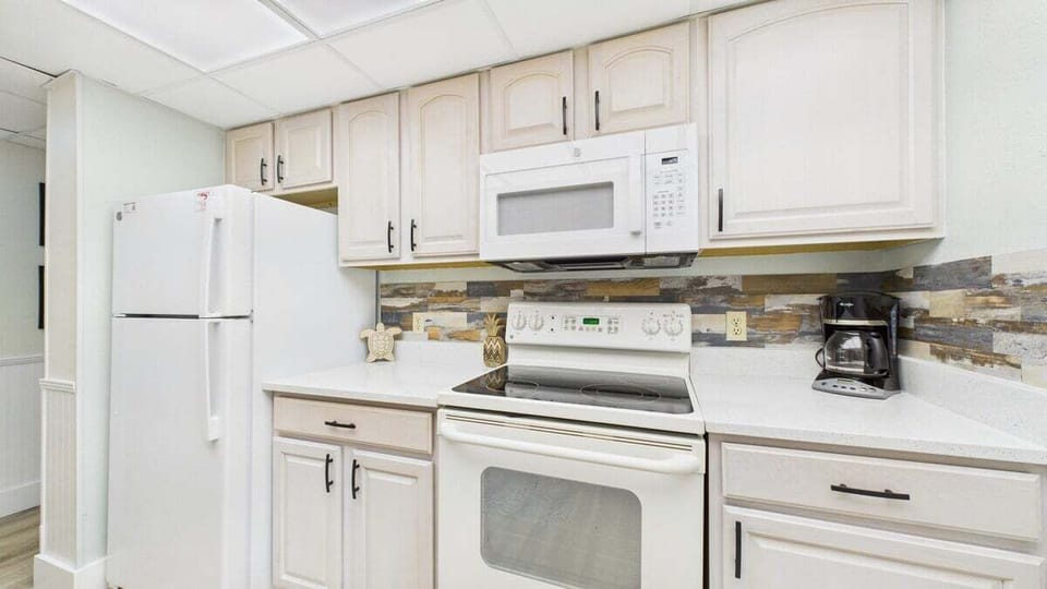 Fully applianced kitchen