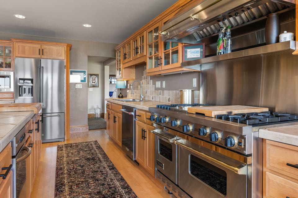 Immaculate chef's kitchen with Viking range is fully stocked with everything guest's need