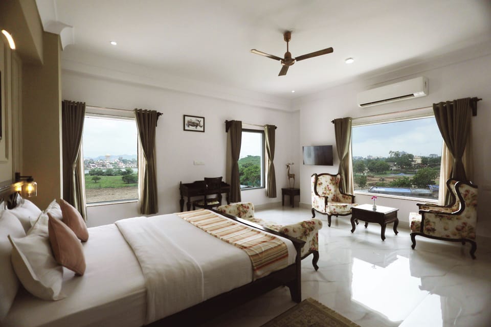 Luxury Room, 1 King Bed, Non Smoking, Lake View | Egyptian cotton sheets, premium bedding, down comforters, desk