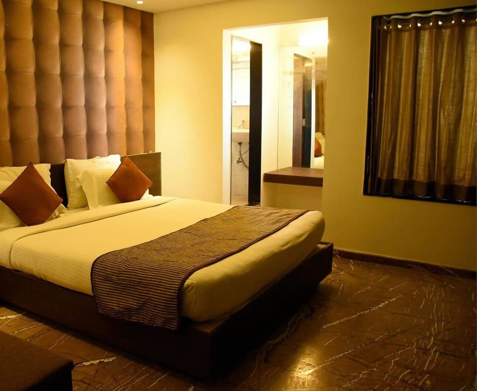 Club Room | Desk, laptop workspace, free WiFi
