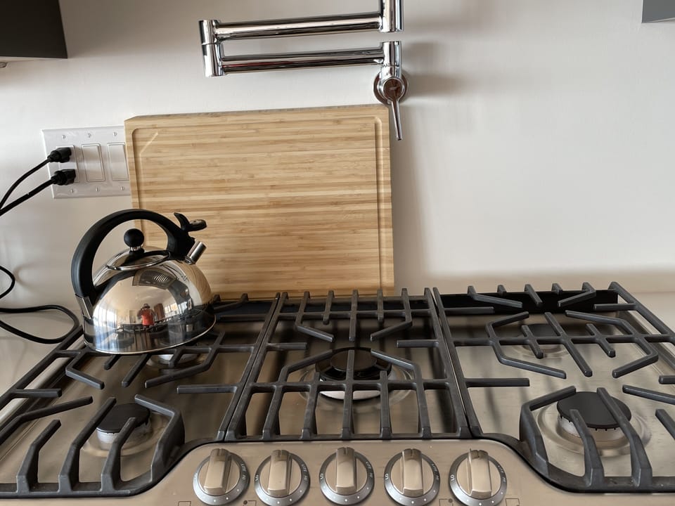 Gas 5-burner cooktop with pot filler