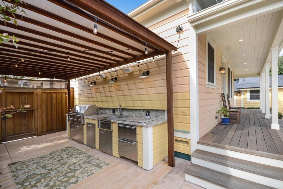 Outdoor kitchen & grill