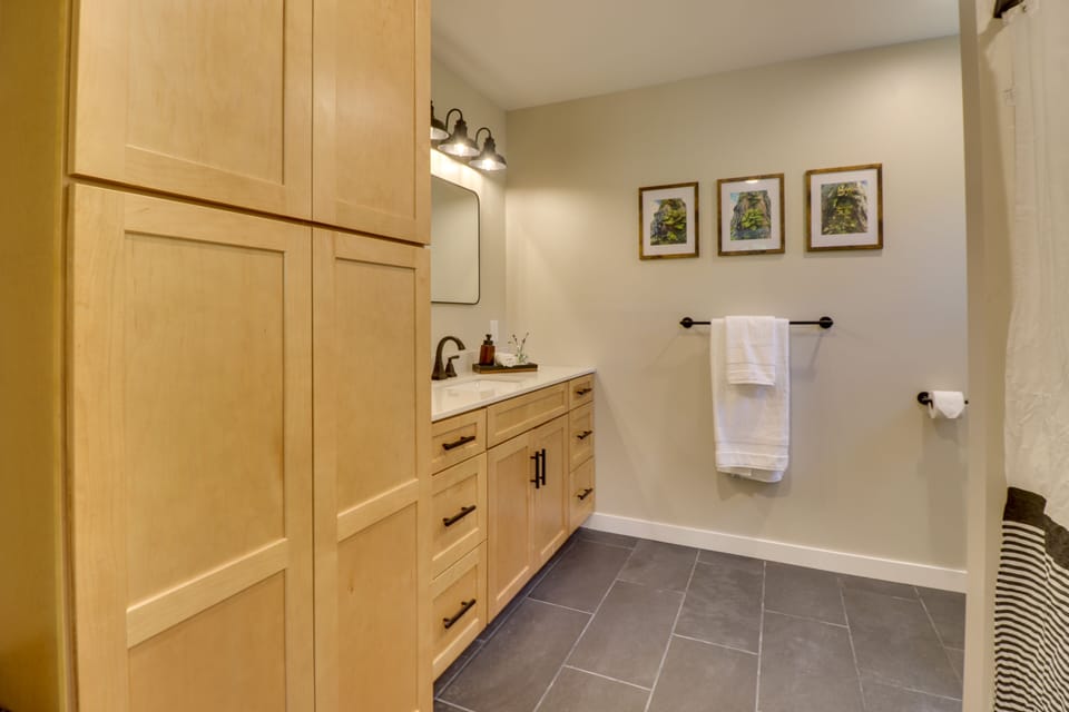 Full Bathroom | Towels Provided | Complimentary Toiletries | Hair Dryer