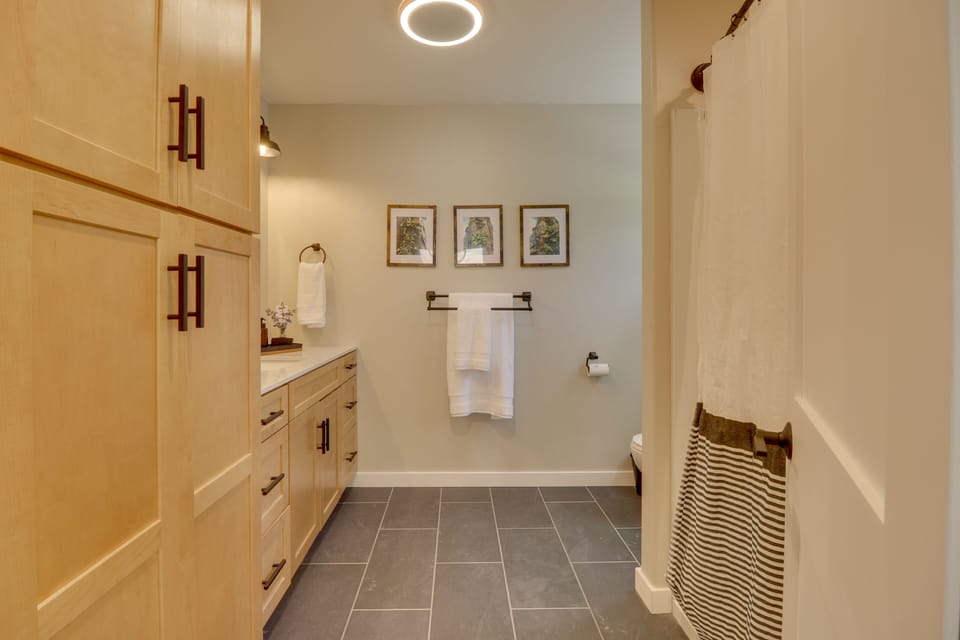 Full Bathroom | Towels Provided | Complimentary Toiletries | Hair Dryer