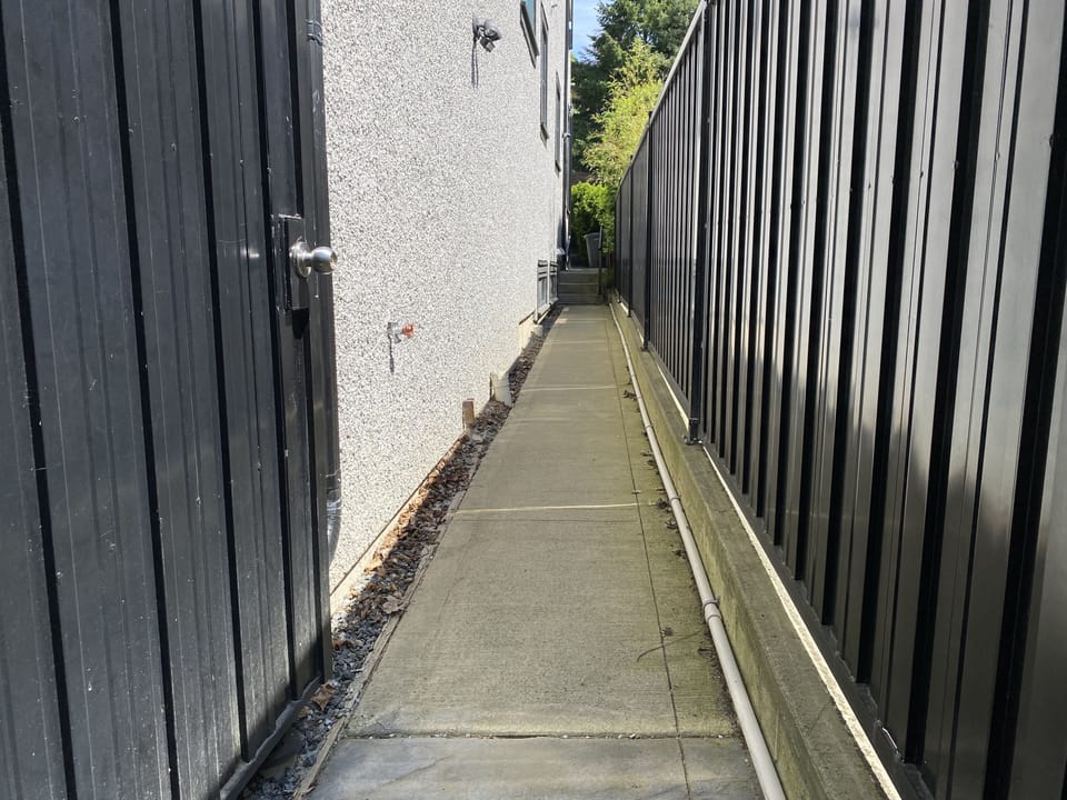 Guest pathway to stairs