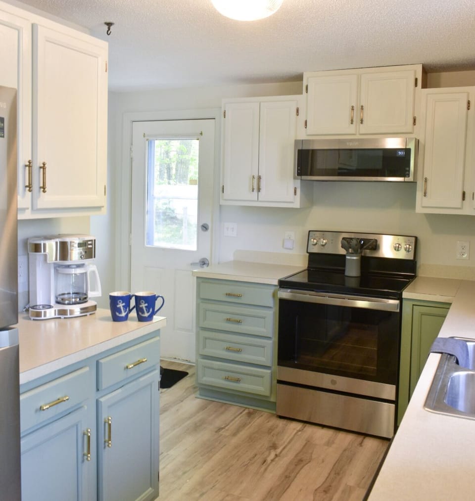 Kitchen (grab a cup of coffee)