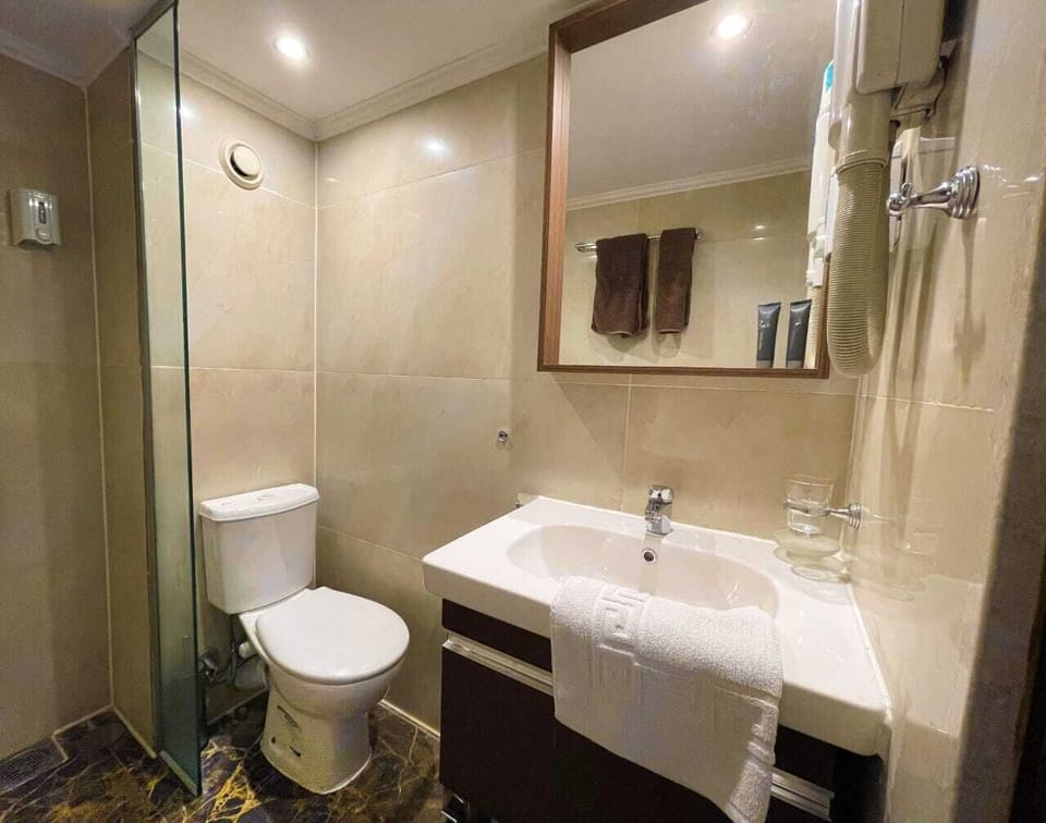 Deluxe Double or Twin Room | Bathroom