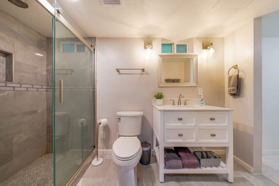 Bedroom 4`s en-suite bathroom