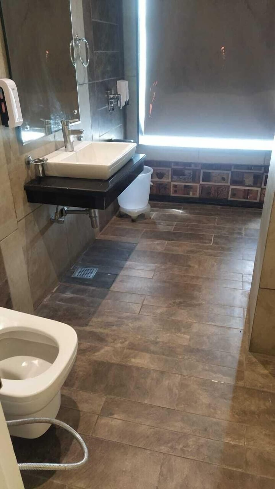 Deluxe Room | Bathroom | Slippers