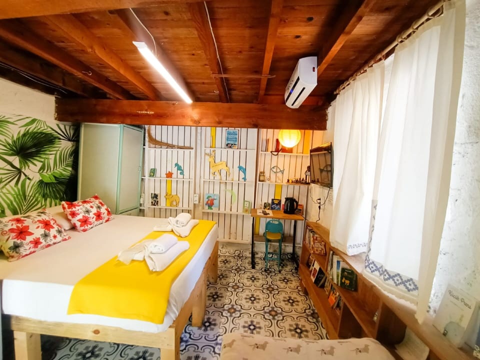 Basic Room | Desk, laptop workspace, iron/ironing board, WiFi (free)