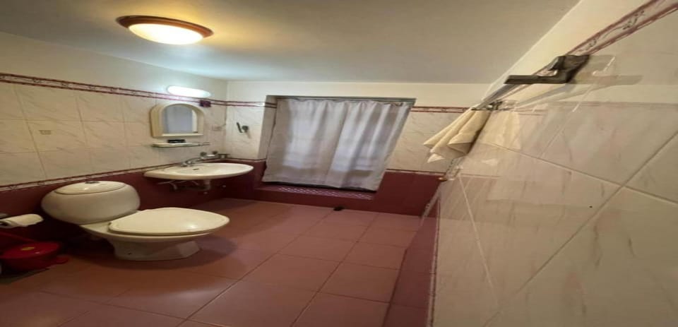 Deluxe Single Room | Bathroom | Shower, rainfall showerhead, towels, soap