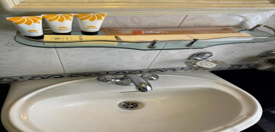 Deluxe Single Room | Bathroom | Shower, rainfall showerhead, towels, soap