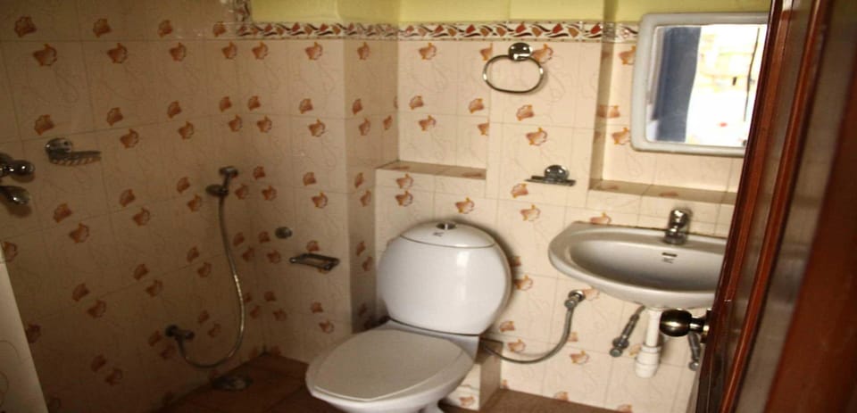 Shower, rainfall showerhead, free toiletries, towels