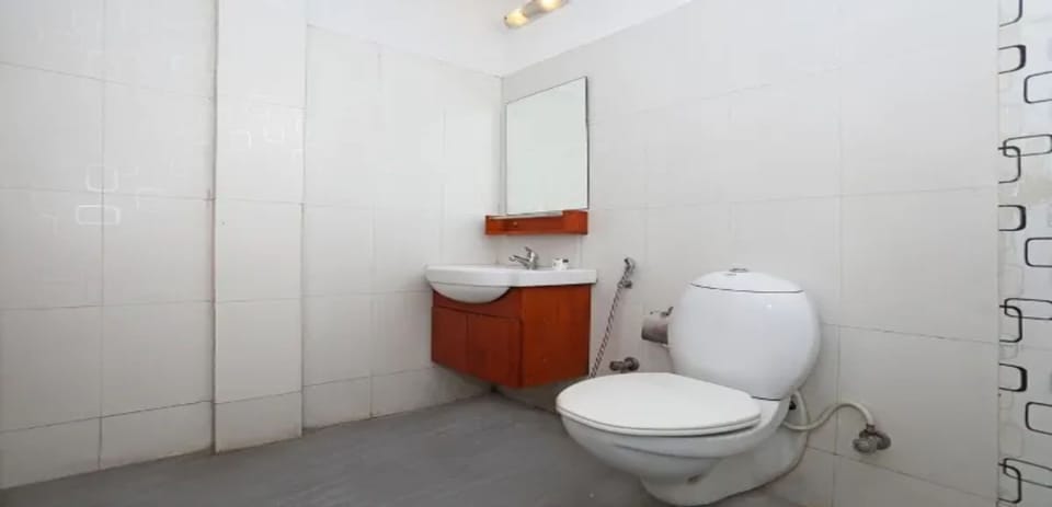Shower, rainfall showerhead, free toiletries, towels