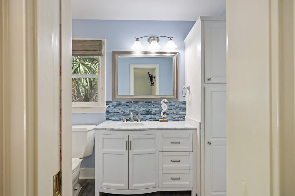 9 Flamingo | Shared Jack and Jill Bathroom