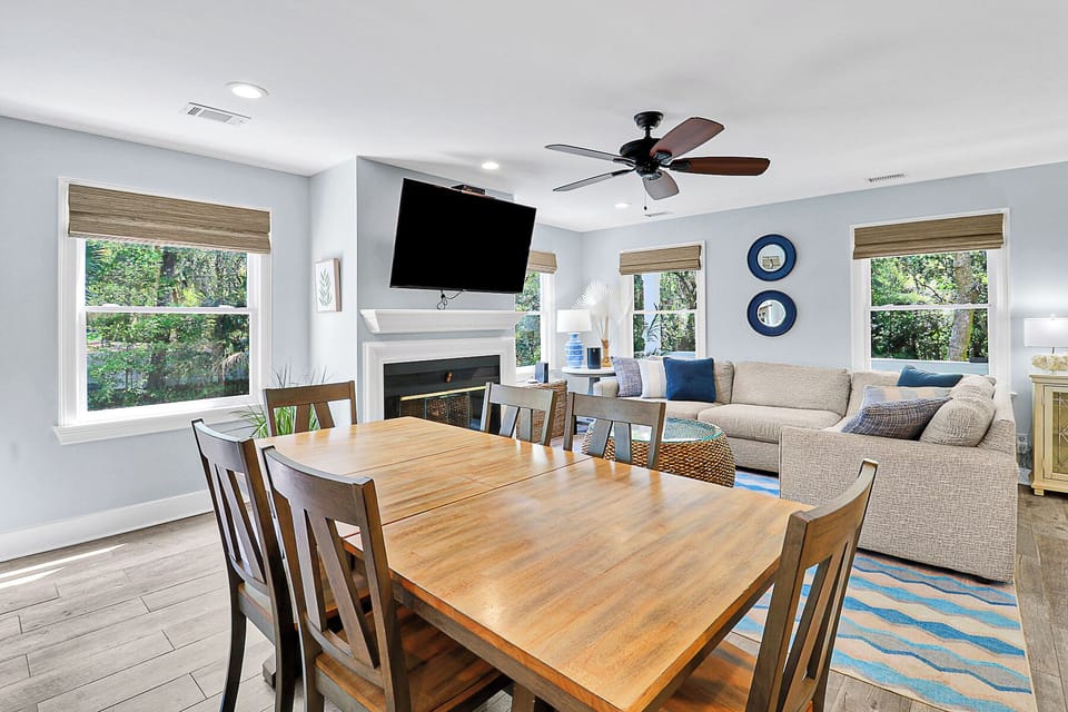 9 Flamingo | Dining Table