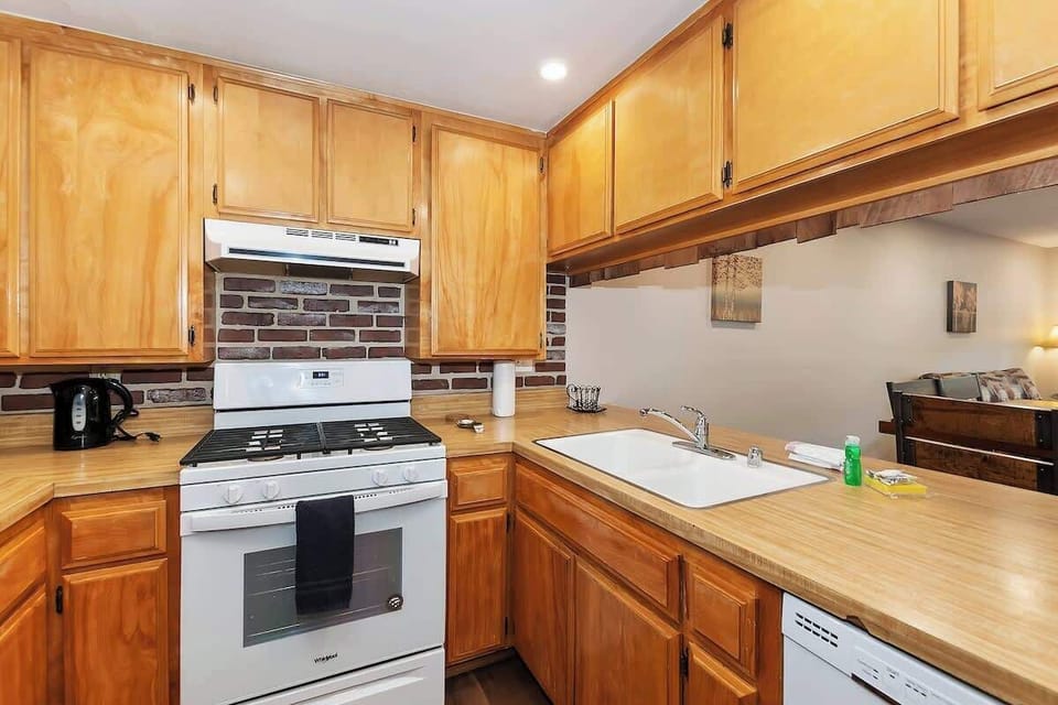 Full Kitchen. 