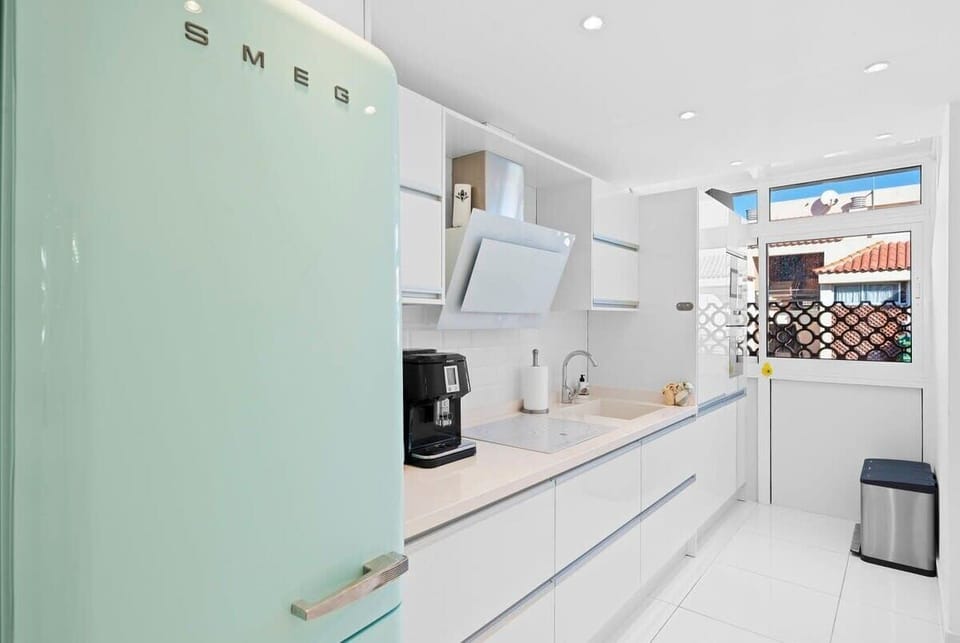 Kitchen with Fridge, Dishwasher, Coffee Machine, Oven, Stove, Washing Machine