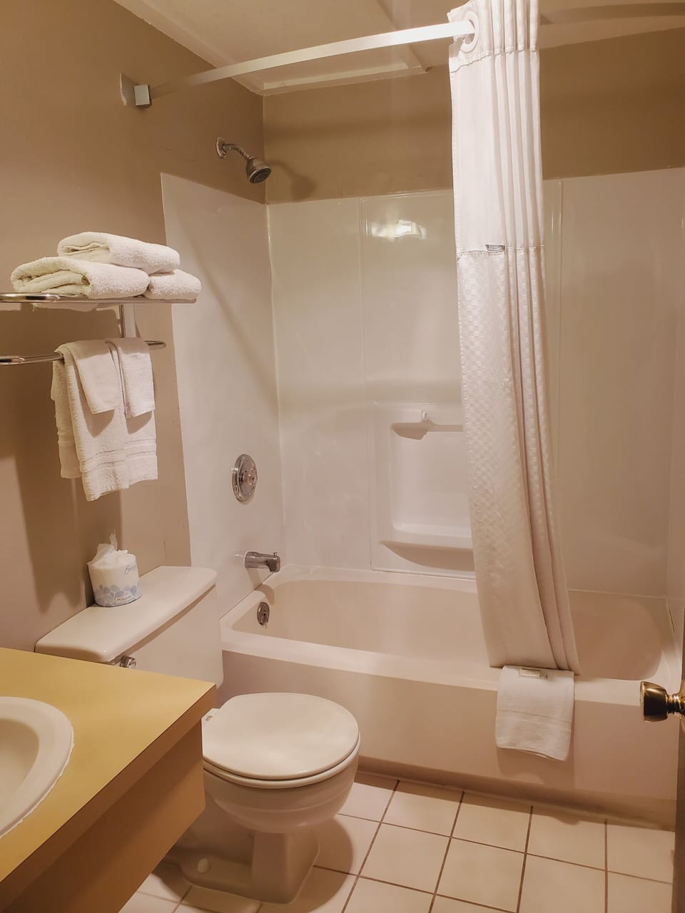 Combined shower/tub, hair dryer, towels