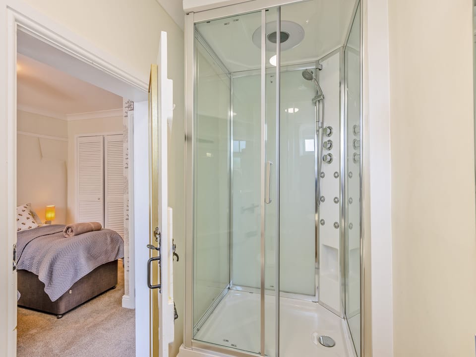En-suite | The Farmhouse - Pen y Bryn Farm and Holiday Cottages, Betws Yn Rhos