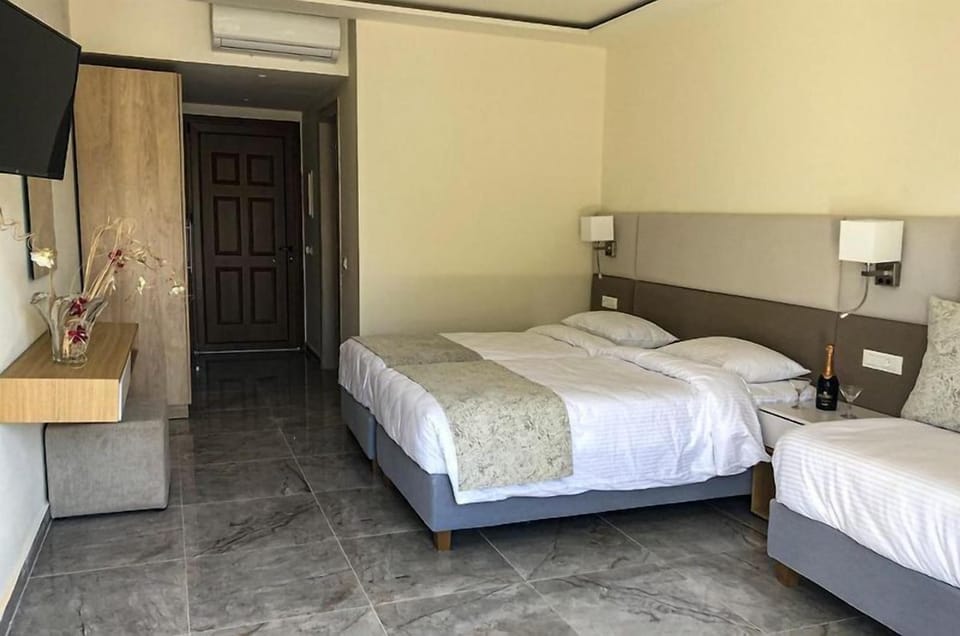 Laptop workspace, soundproofing, iron/ironing board, free WiFi