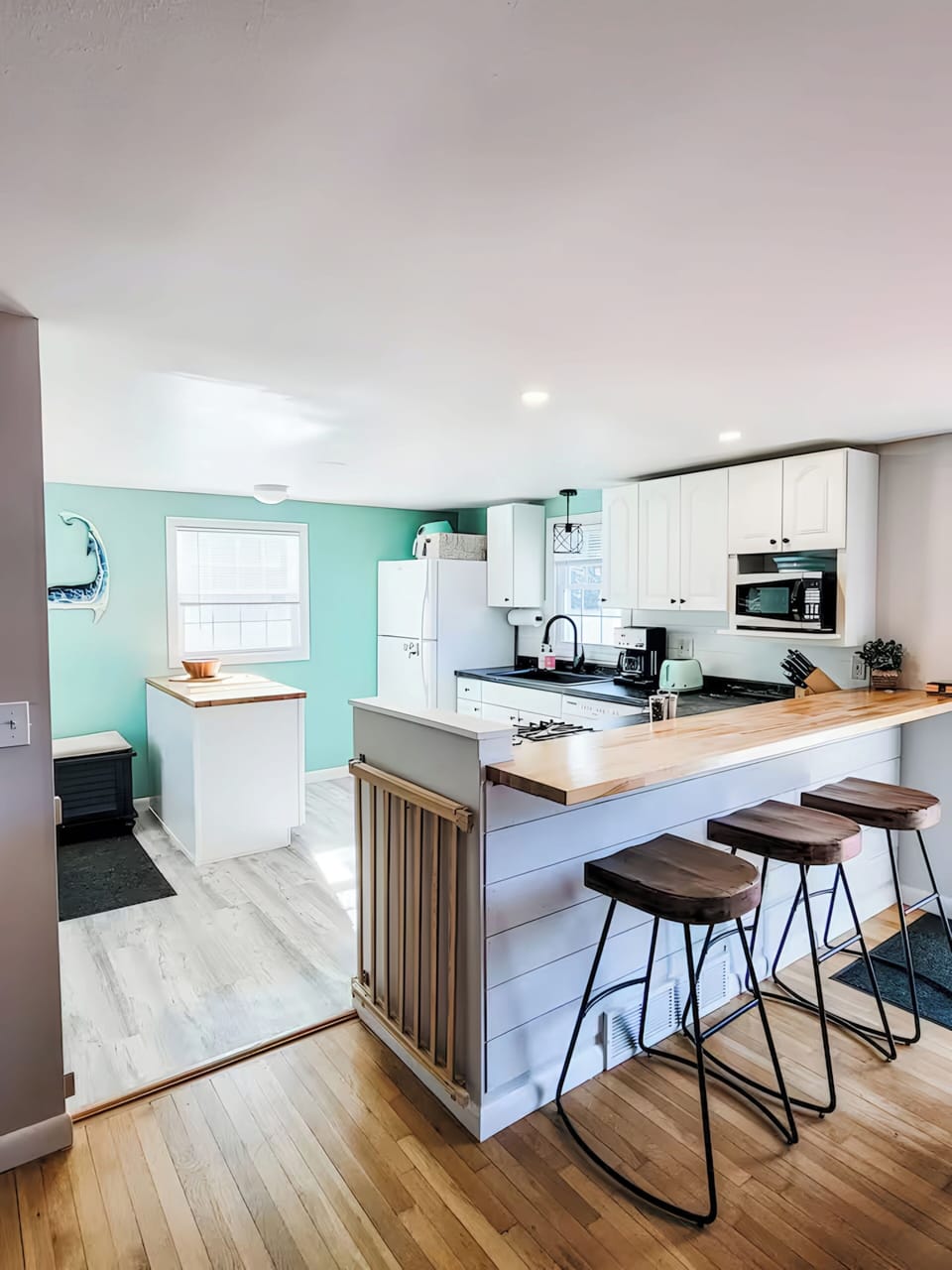 Bar top seating into kitchen