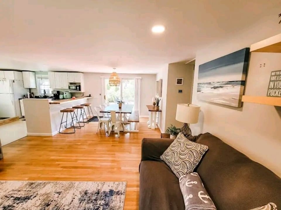 Open view livingroom to dining room and kitchen