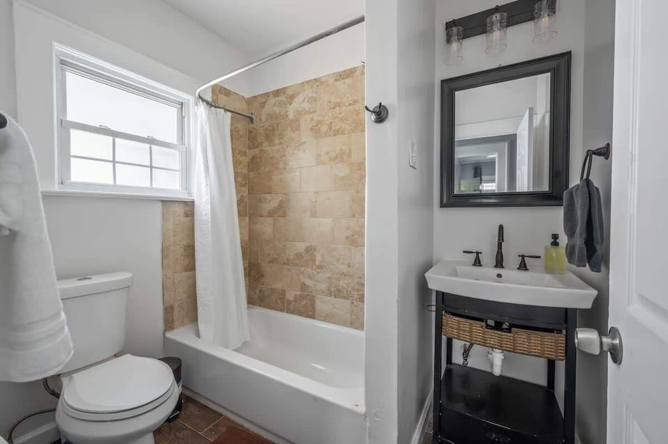Full bathroom,  with shower and tub