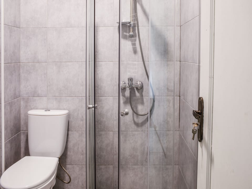 Basic Double Room, 2 Twin Beds | Bathroom