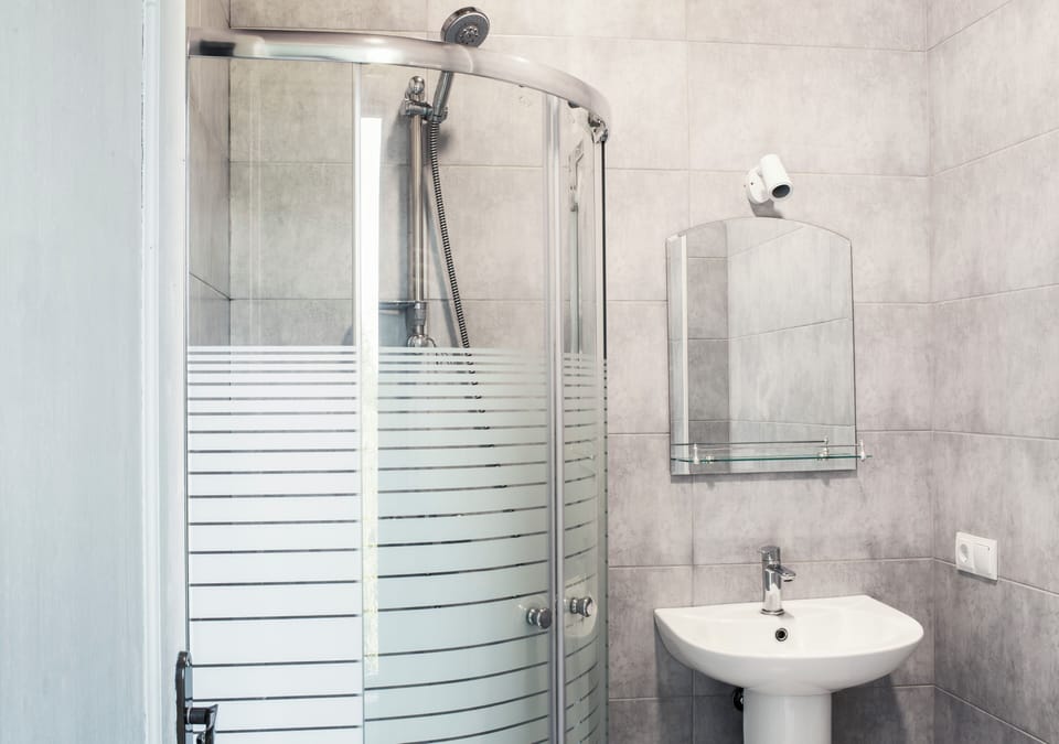 Deluxe Double or Twin Room, 2 Twin Beds | Bathroom