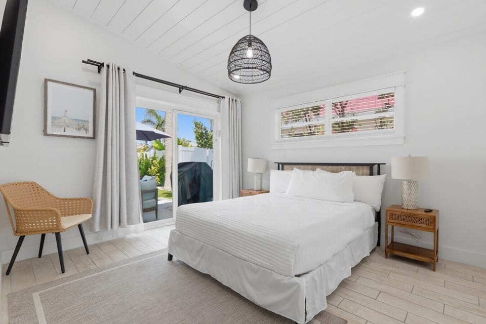queen bedroom 2