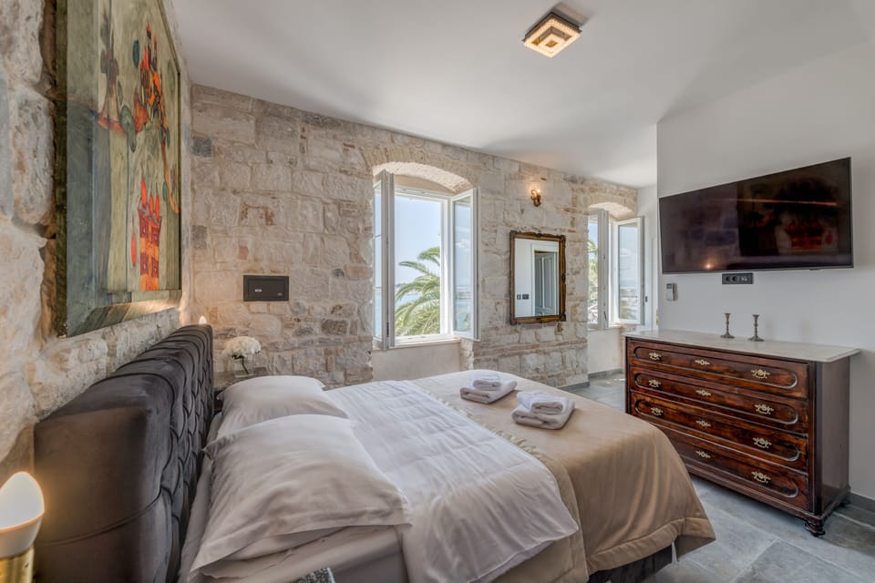 Grand Apartment with Sea View and Balcony | 1 bedroom, in-room safe, free WiFi