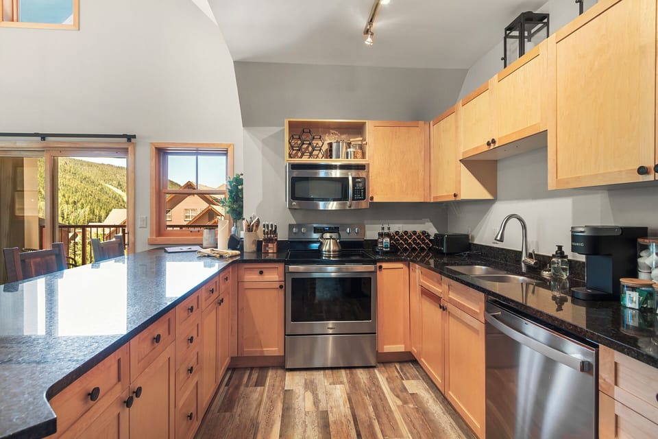 Cookware + Convenience — Everything you need for easy home-cooked meals after skiing, hiking, or exploring. 🍽️🏔️