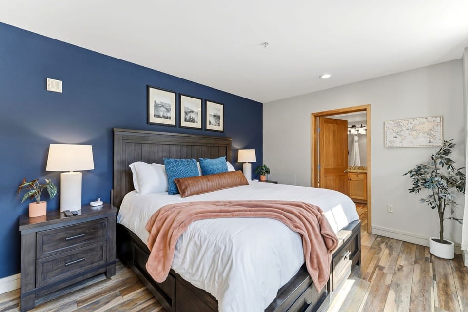 Primary King Suite — Pillow-top king, ensuite bath, and Smart TV—your private end-of-day retreat. 👑🌙