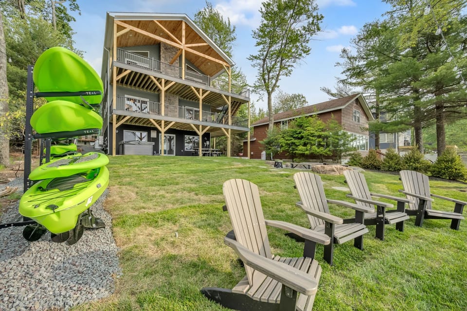 Welcome to Lake Front Livin!
Whether Vacation means hitting the water in a Kayak/Canoe OR relaxing Lakeside, you'll have plenty of choices.