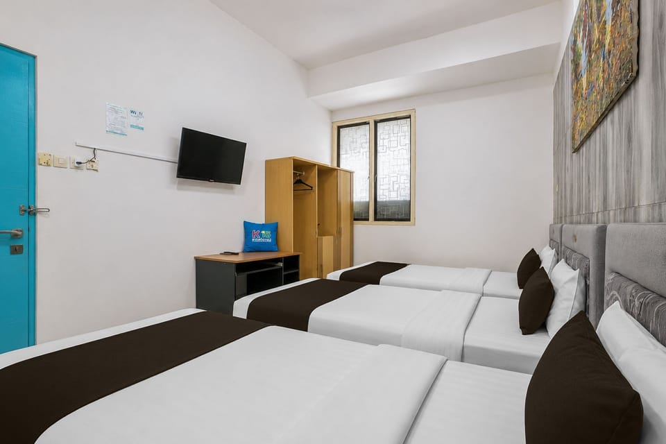 Standard Triple Room | Desk, WiFi (free), bed sheets