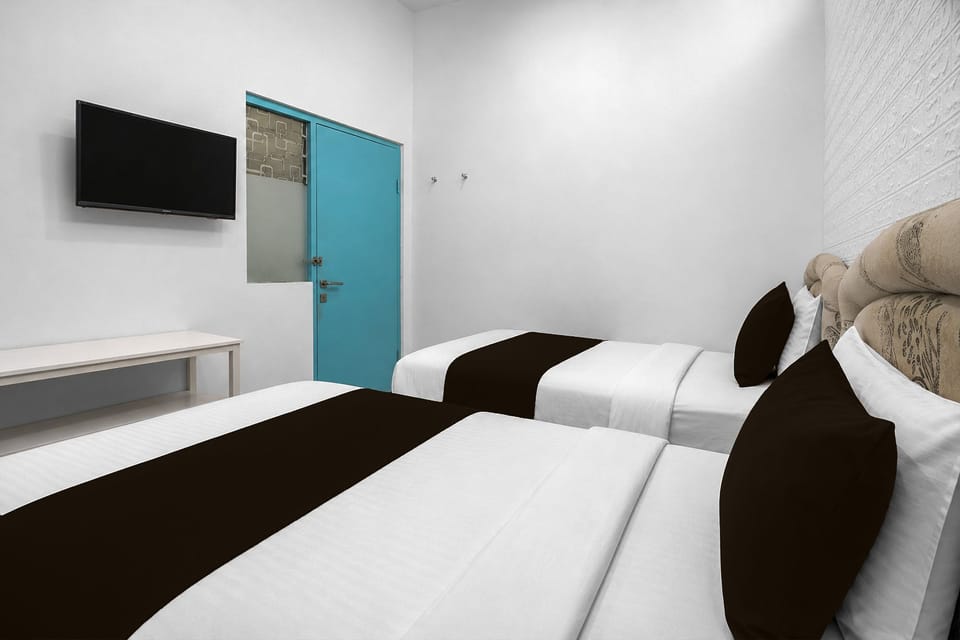 Standard Twin Room | Desk, WiFi (free), bed sheets