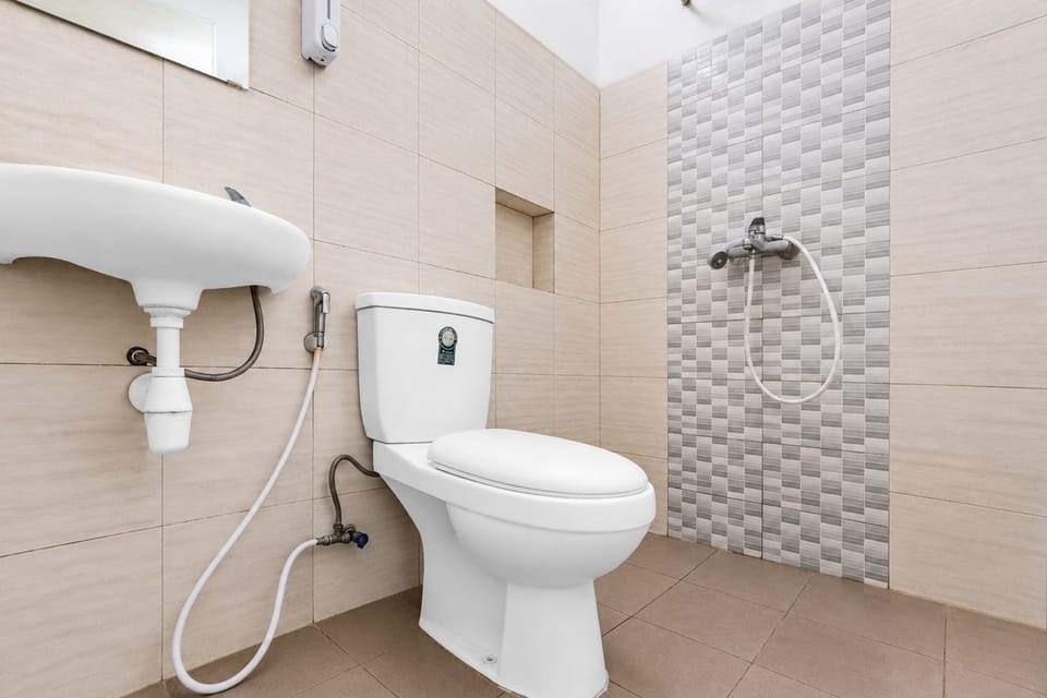 Shower, rainfall showerhead, free toiletries, towels
