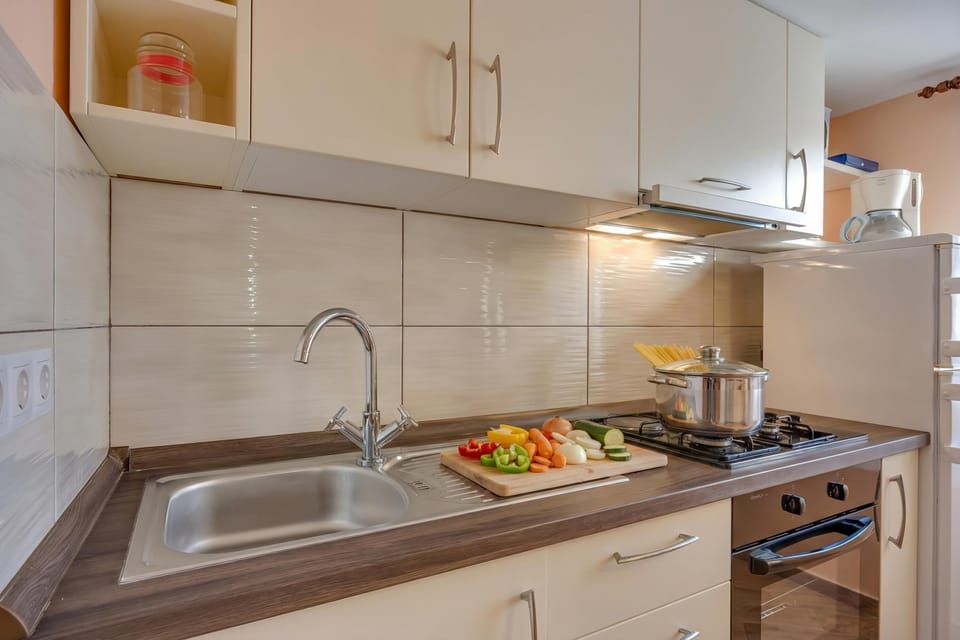 Family House, 2 Bedrooms, Microwave (Holiday Home Ema) | Private kitchen
