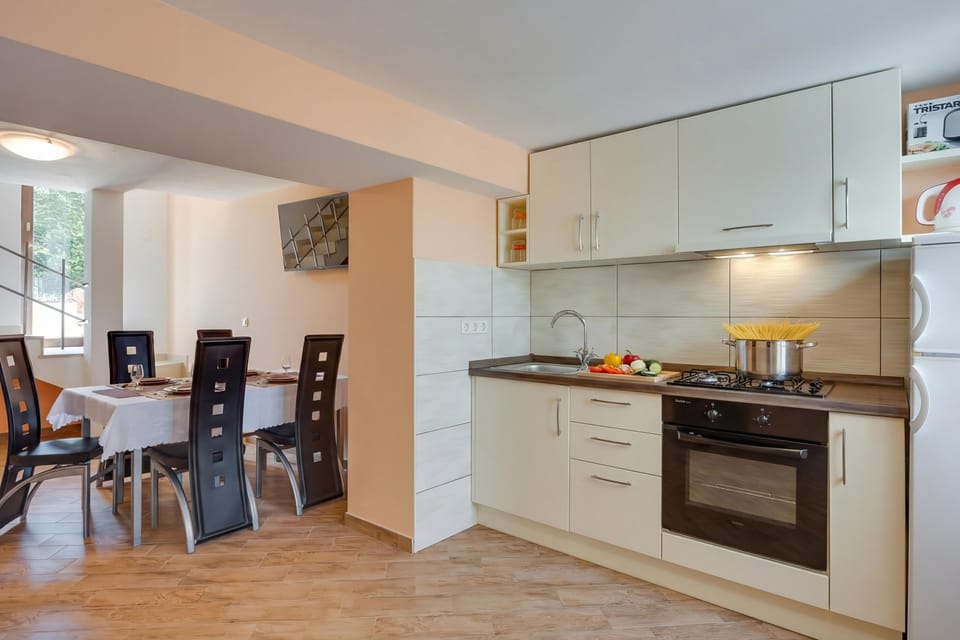 Family House, 2 Bedrooms, Microwave (Holiday Home Ema) | Private kitchen