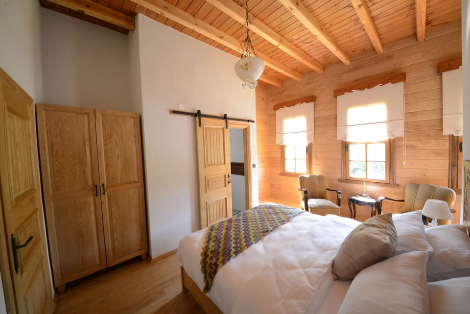 Luxury Room, 1 Queen Bed | Desk, WiFi (free), individually decorated, individually furnished