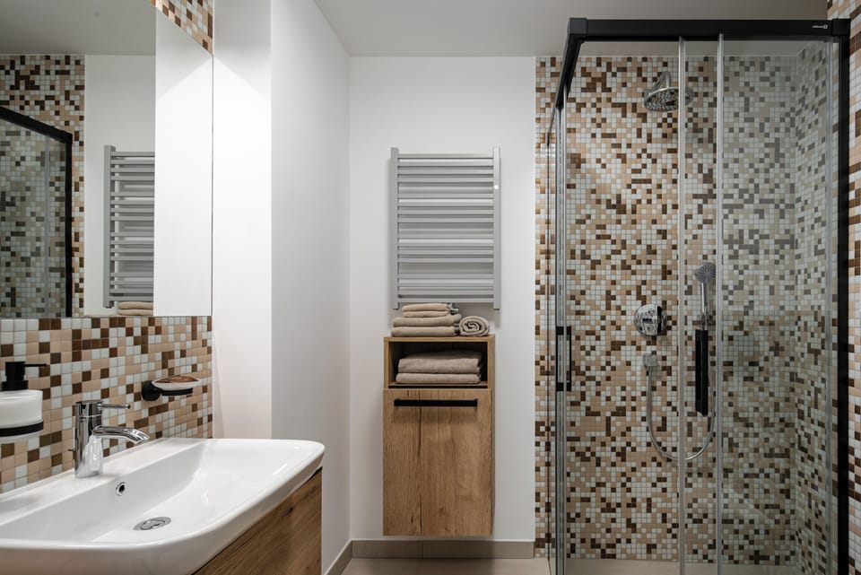Superior Double Room | Bathroom | Hair dryer, towels, soap, shampoo